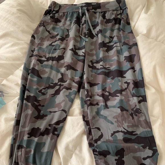 Boutique Camo silk joggers - Picture 1 of 4